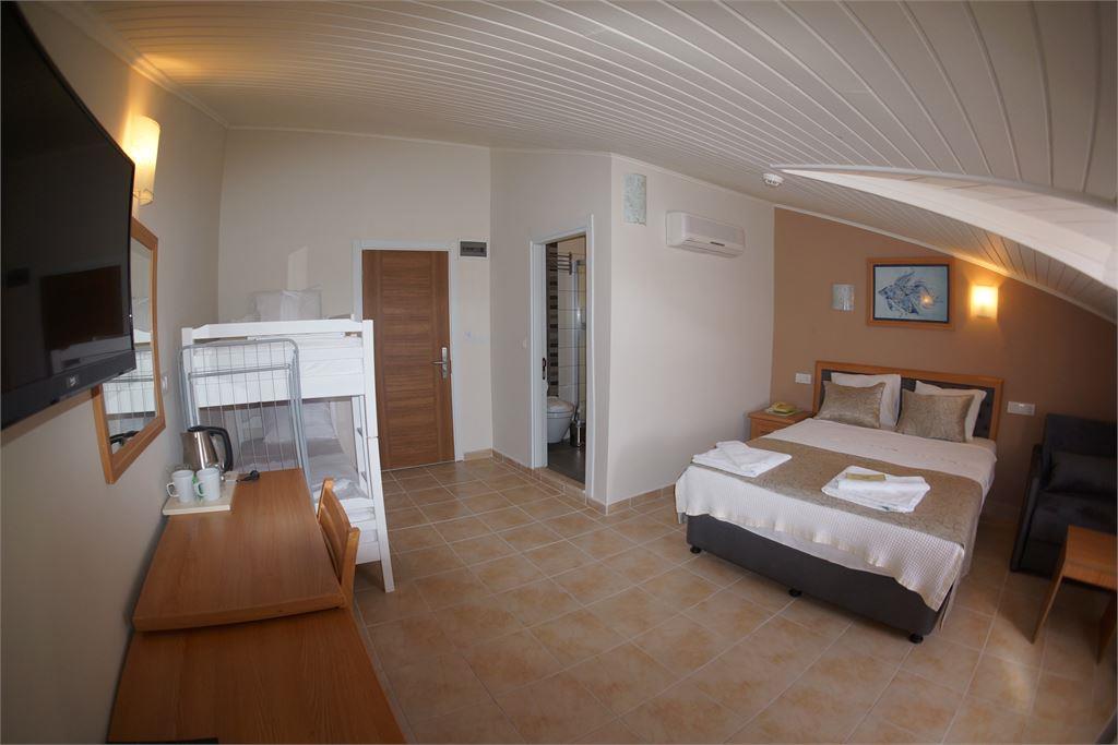 TONOZ BEACH HOTEL