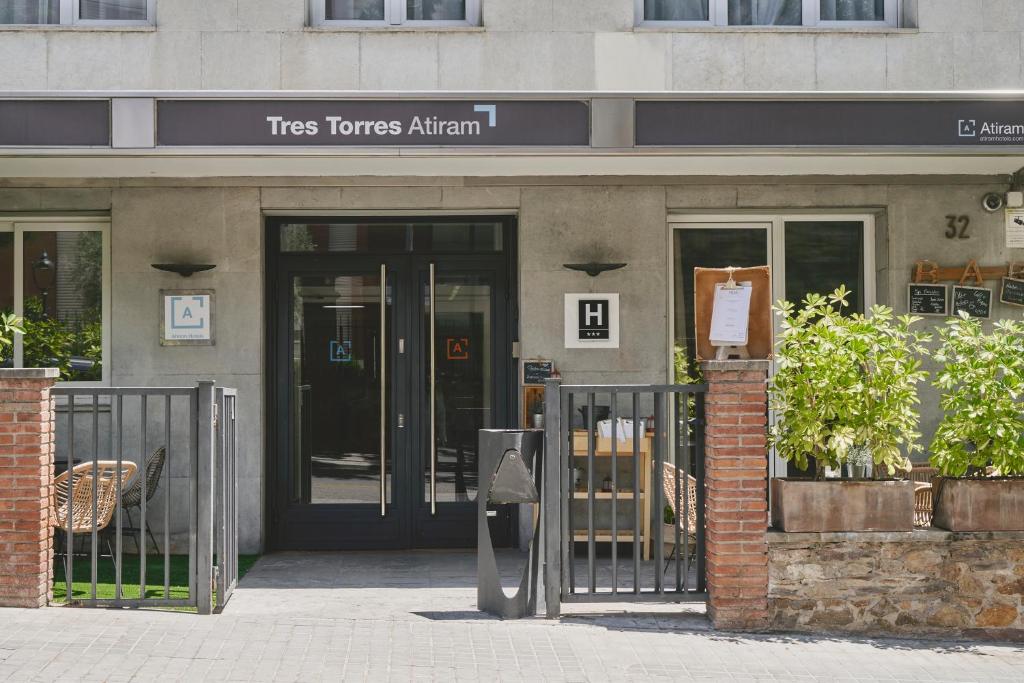 TRES TORRES ATIRAM