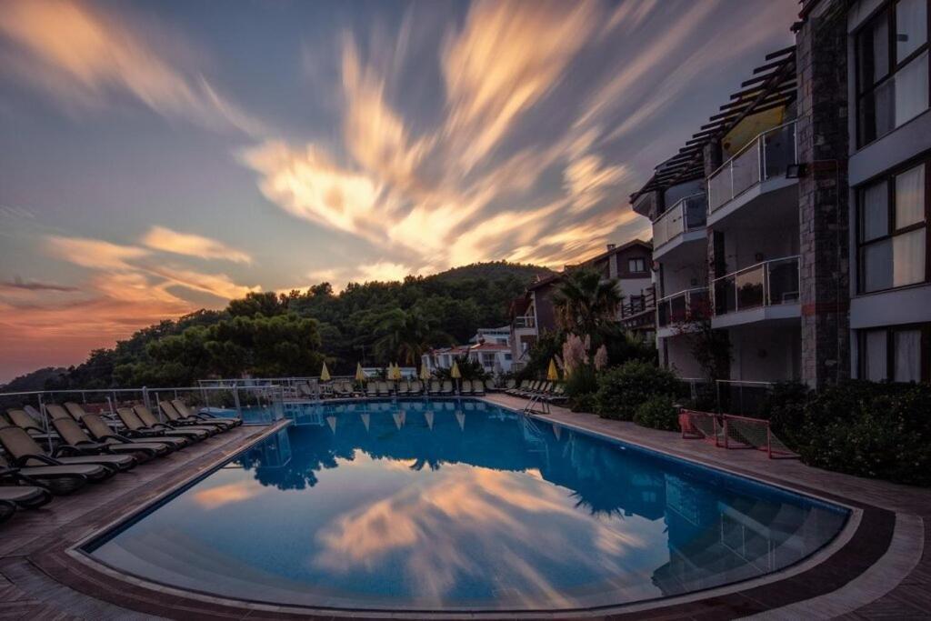 SERTIL DELUXE TROPICAL SUITES
