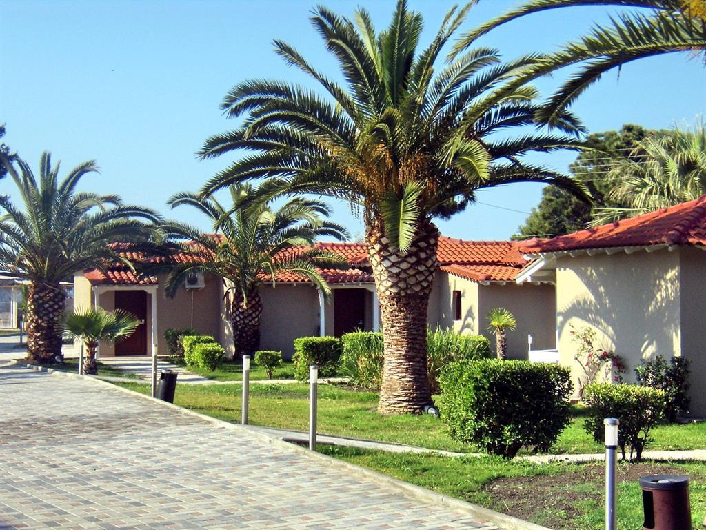 LAGOMANDRA BEACH &SUITES
