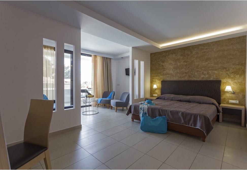LAGOMANDRA BEACH &SUITES