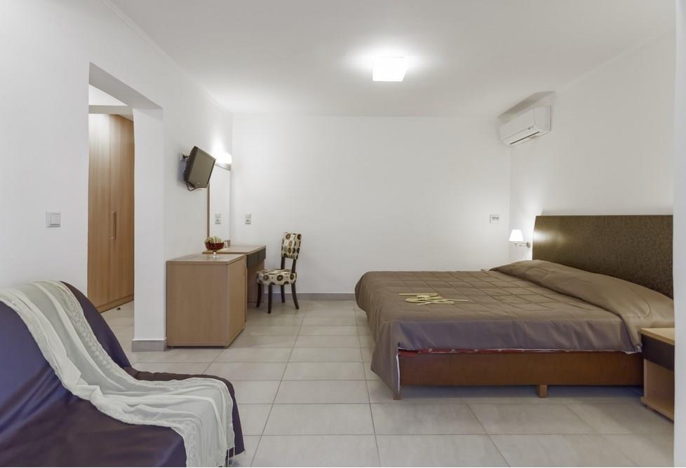 LAGOMANDRA BEACH &SUITES