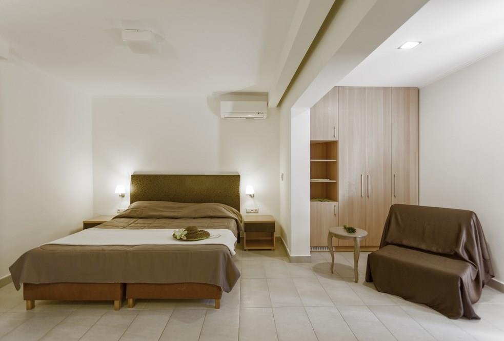 LAGOMANDRA BEACH &SUITES