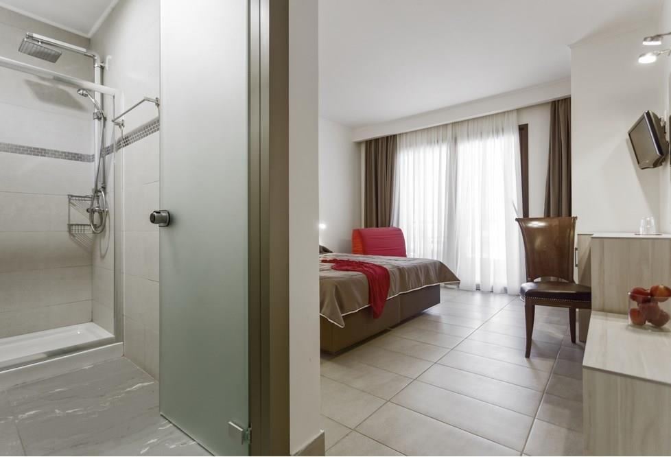 LAGOMANDRA BEACH &SUITES
