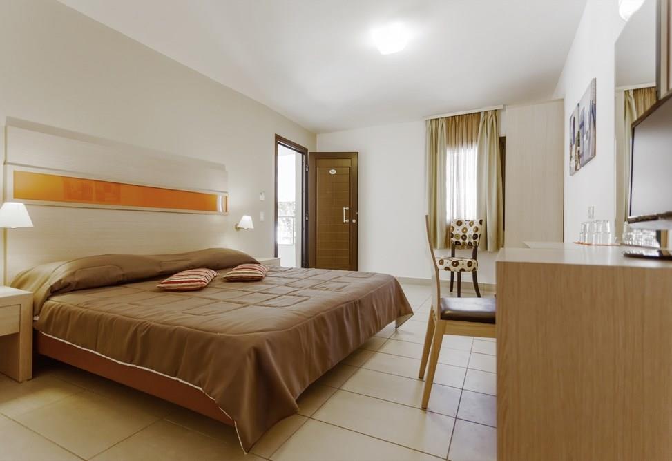 LAGOMANDRA BEACH &SUITES