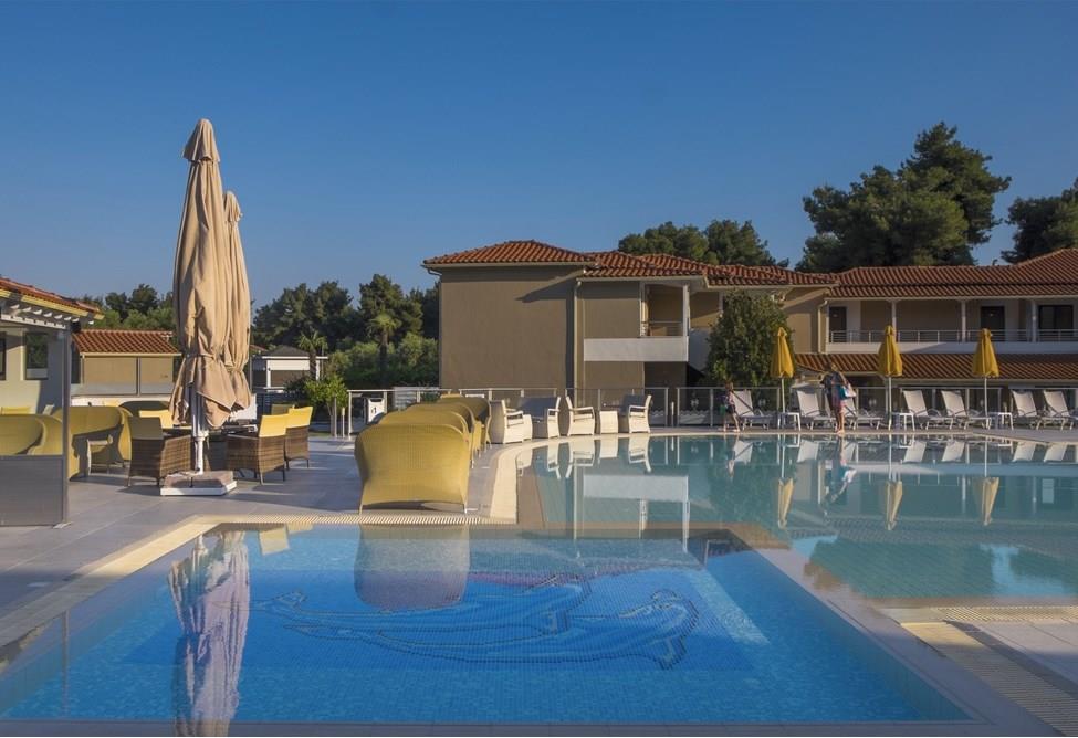 LAGOMANDRA BEACH &SUITES