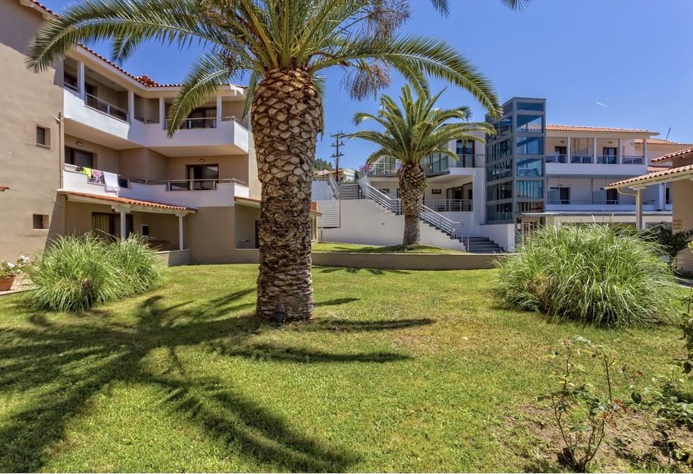 LAGOMANDRA BEACH &SUITES