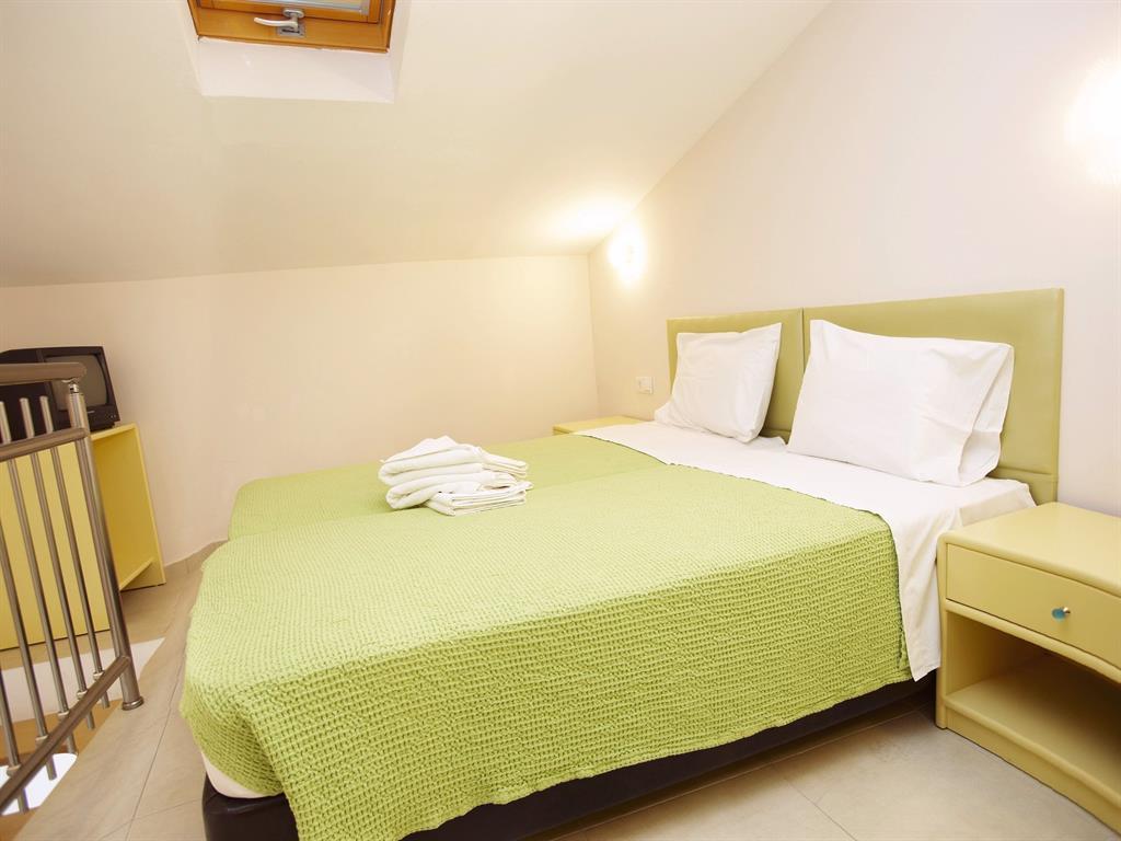 LAGOMANDRA BEACH &SUITES