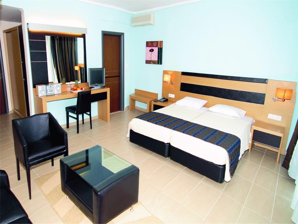 LAGOMANDRA BEACH &SUITES