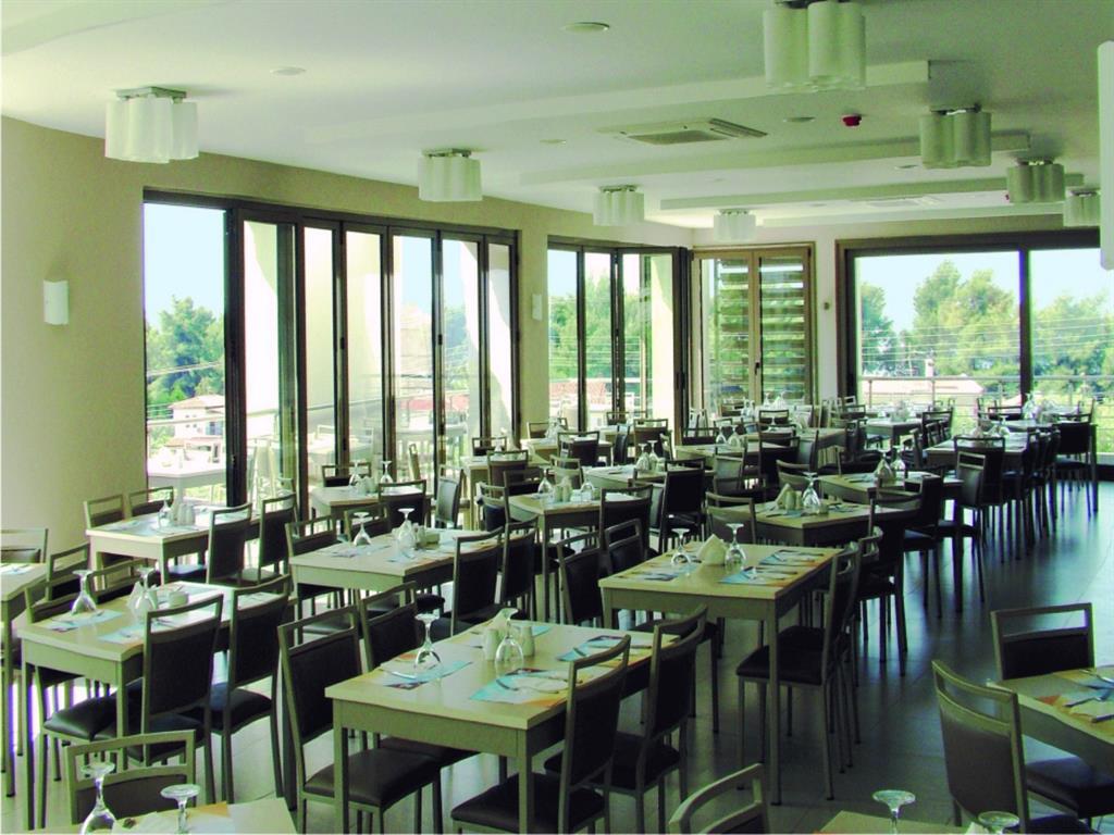LAGOMANDRA BEACH &SUITES