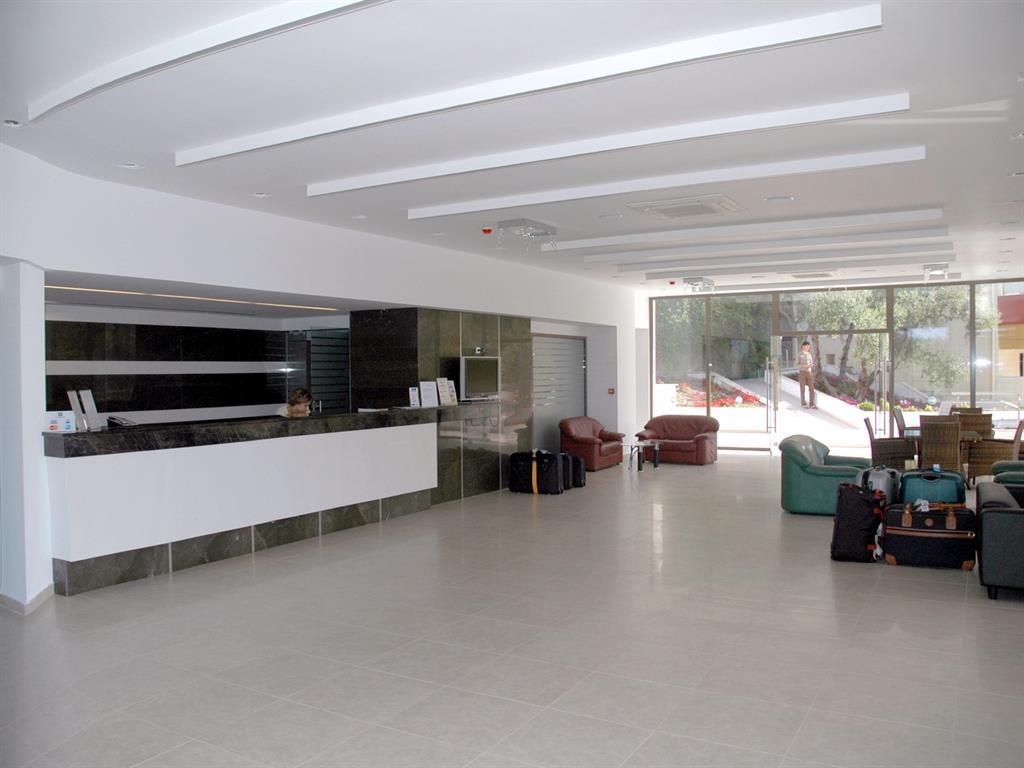 LAGOMANDRA BEACH &SUITES