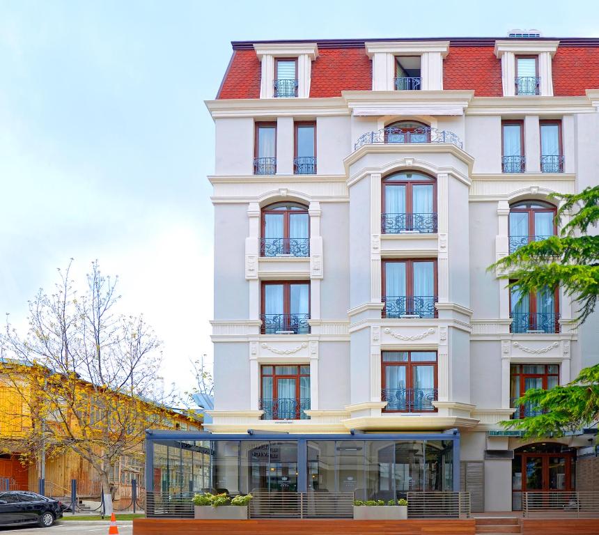 CITY AVENUE HOTEL