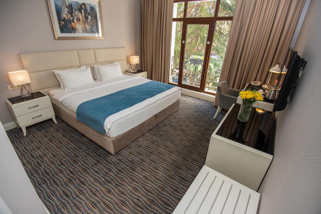 CITY AVENUE HOTEL